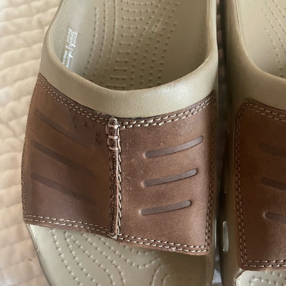 CROCS BOGOTA SLIDES SLIP ON SANDALS TAN/BROWN MENS SIZE MED 8 - Picture 4 of 9